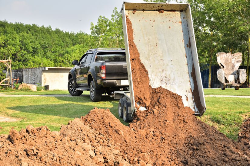 Trailer unloading soil